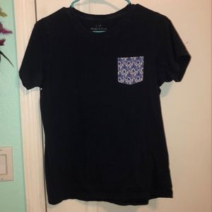 vineyard vines t shirt.